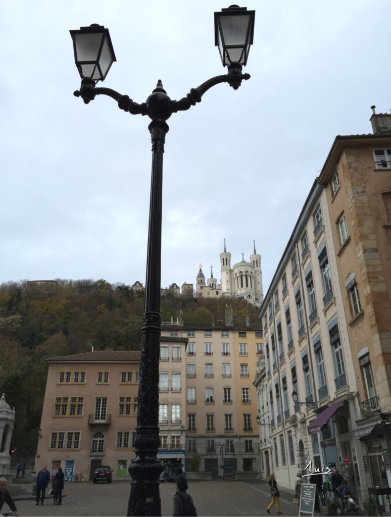 Au pied de la colline par August Luis