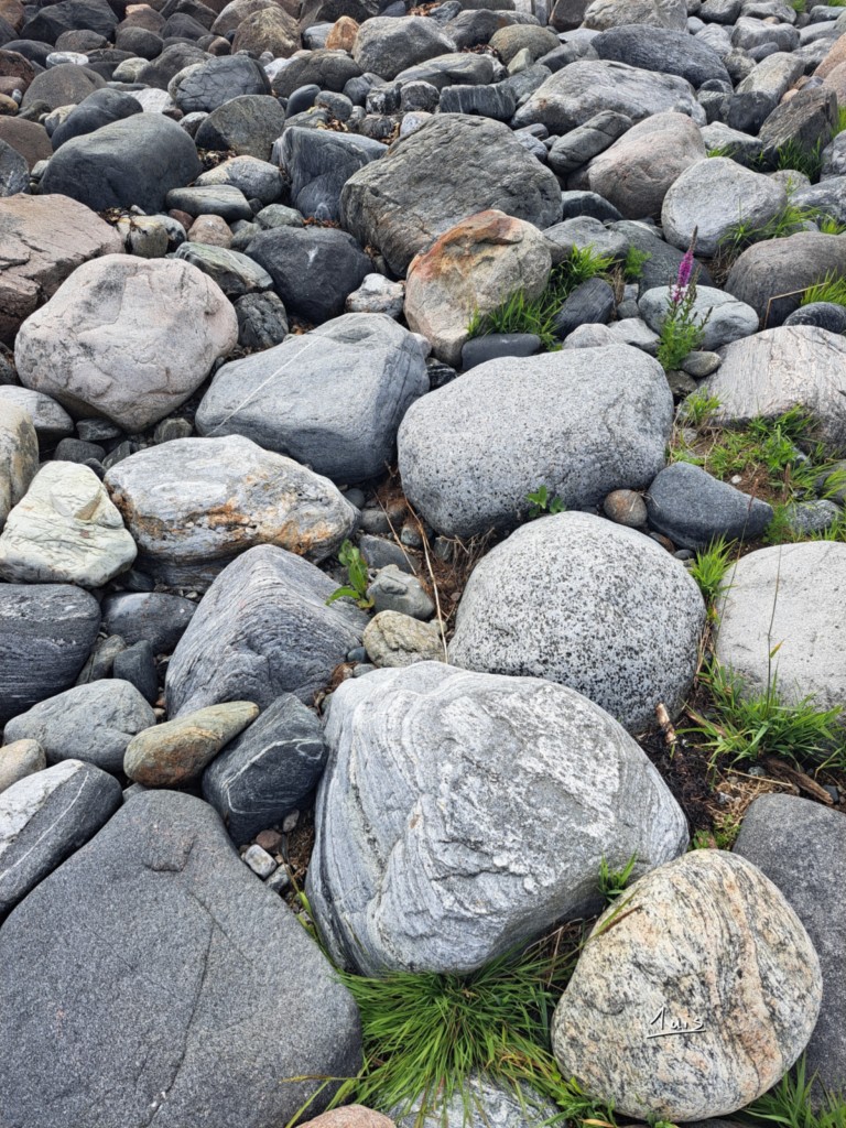 Galets de rivière par August Luis