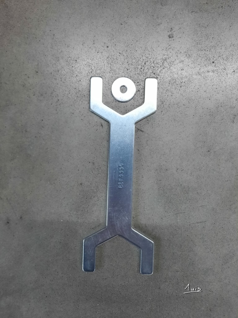 Clef à fourche par August Luis