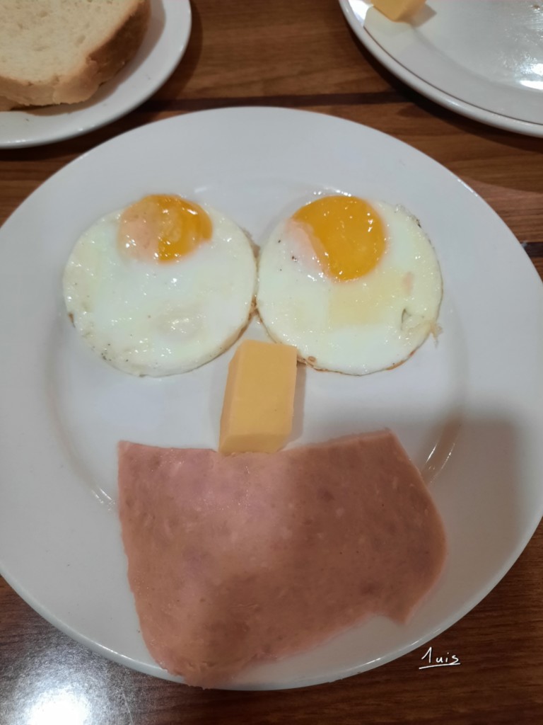Petit déjeuner souriant par August Luis