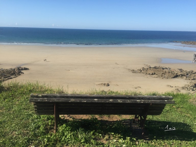 La plage de sable par August Luis