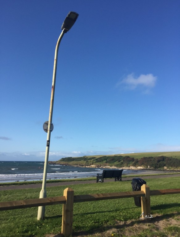 Le banc de la plage par August Luis