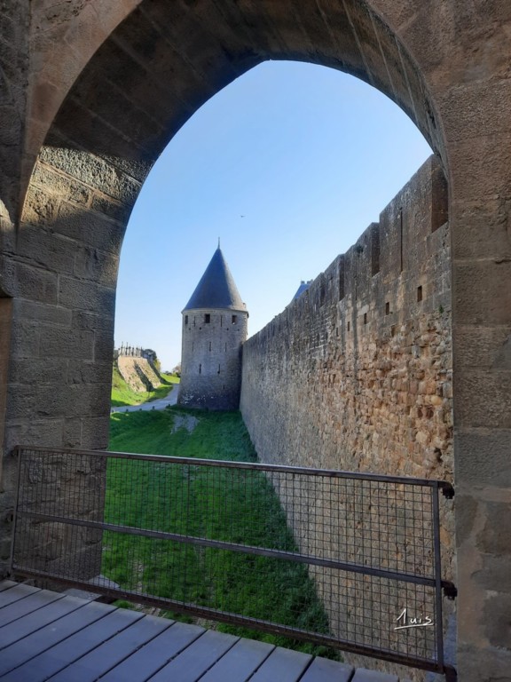 Ramparts par August Luis