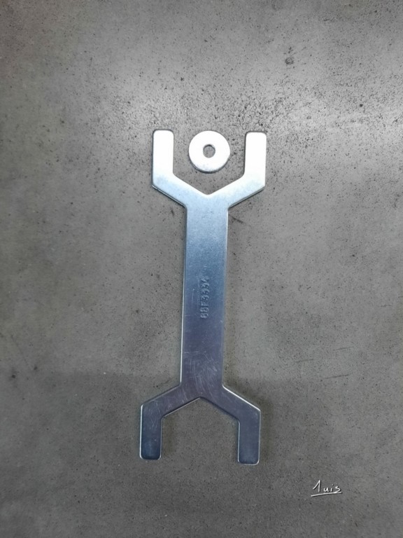 Clef à fourche par August Luis