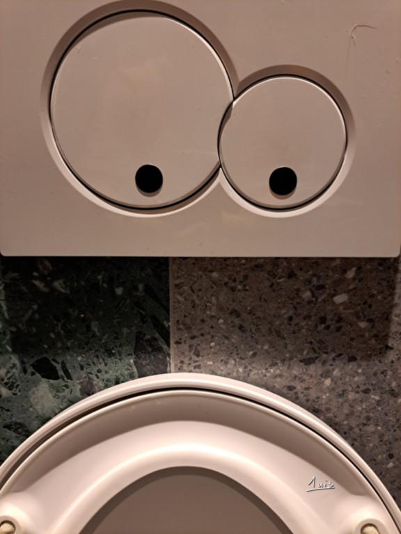 Toilettes par August Luis