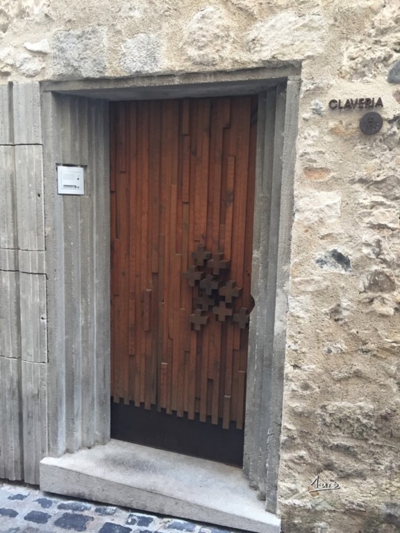 Plus ou moins par August Luis