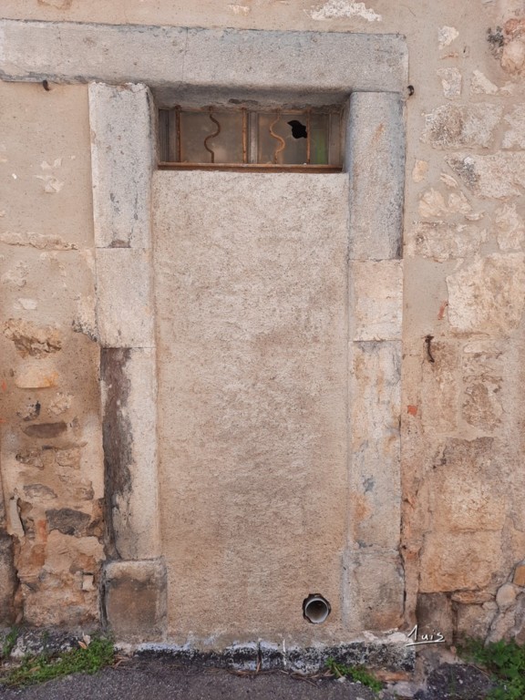 Emmuré par August Luis