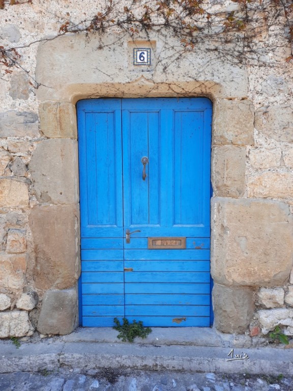 Numéro six bleu par August Luis