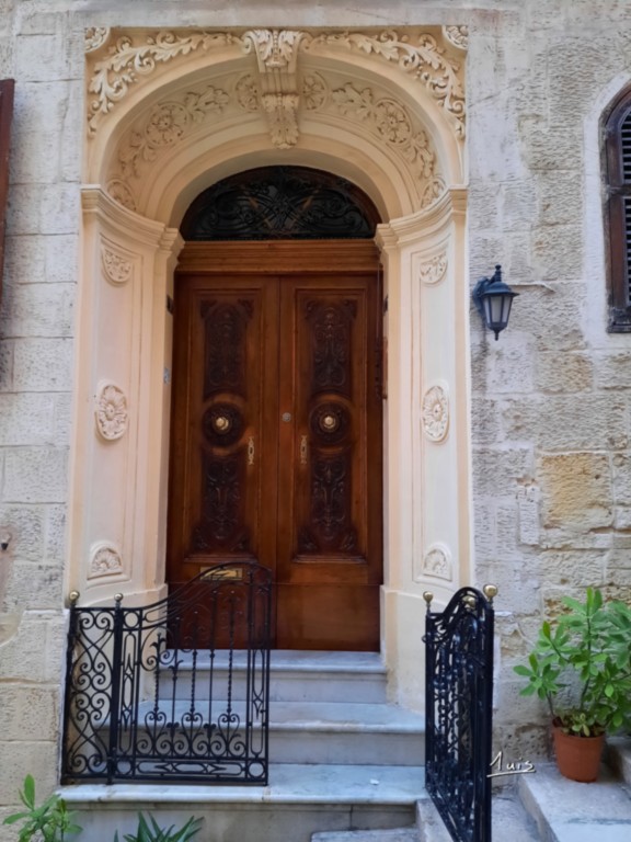 Porche arrondi par August Luis