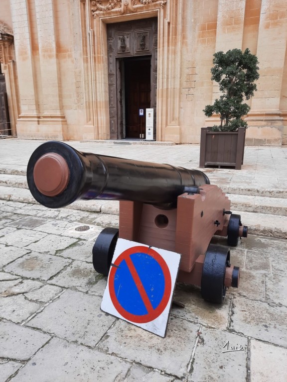 Stationnement gênant par August Luis
